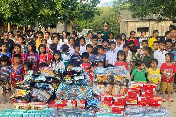 Hình ảnh minh họa gia đình và bạn bè hỗ trợ người gặp vấn đề cờ bạc, với biểu tượng sự đồng cảm