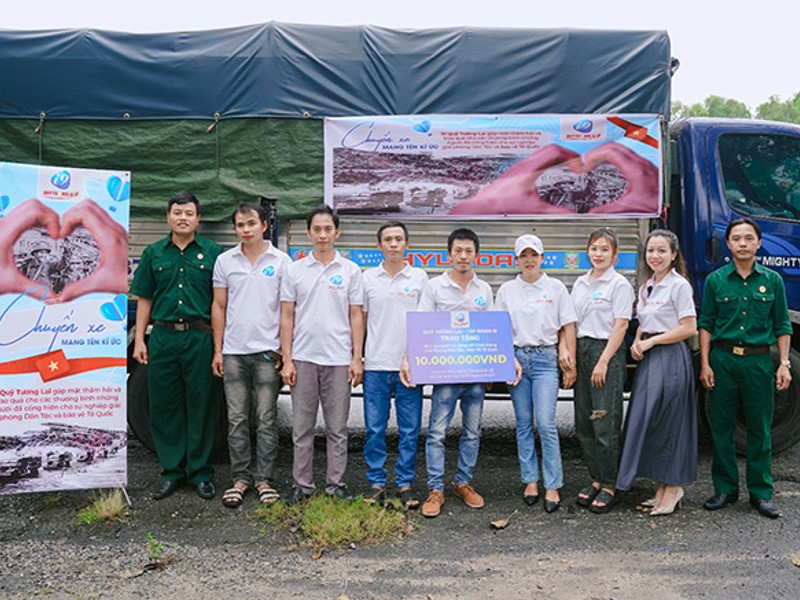 Hình ảnh cúp vàng của giải thưởng EGR Awards