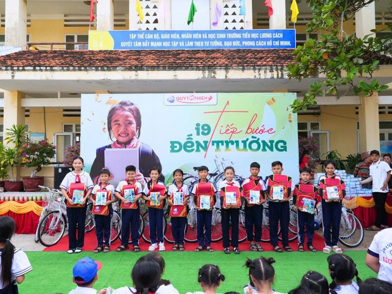 Người đàn ông đang ôm đầu, minh họa căng thẳng tâm lý