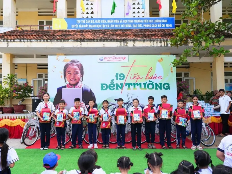 Người đàn ông đang ôm đầu, minh họa căng thẳng tâm lý