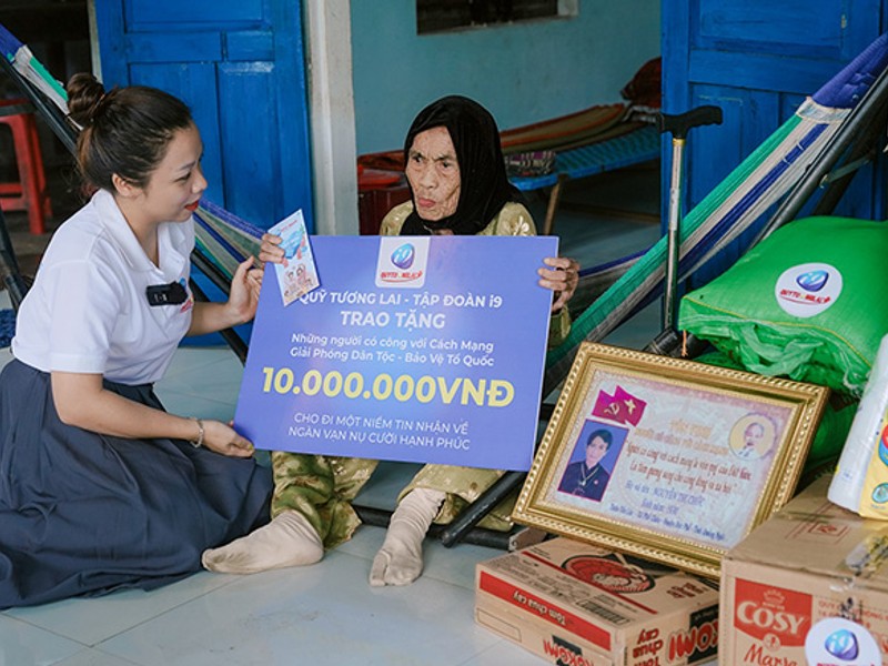 Hình ảnh một người đang học hỏi và thực hành các kỹ năng Baccarat trên máy tính hoặc điện thoại