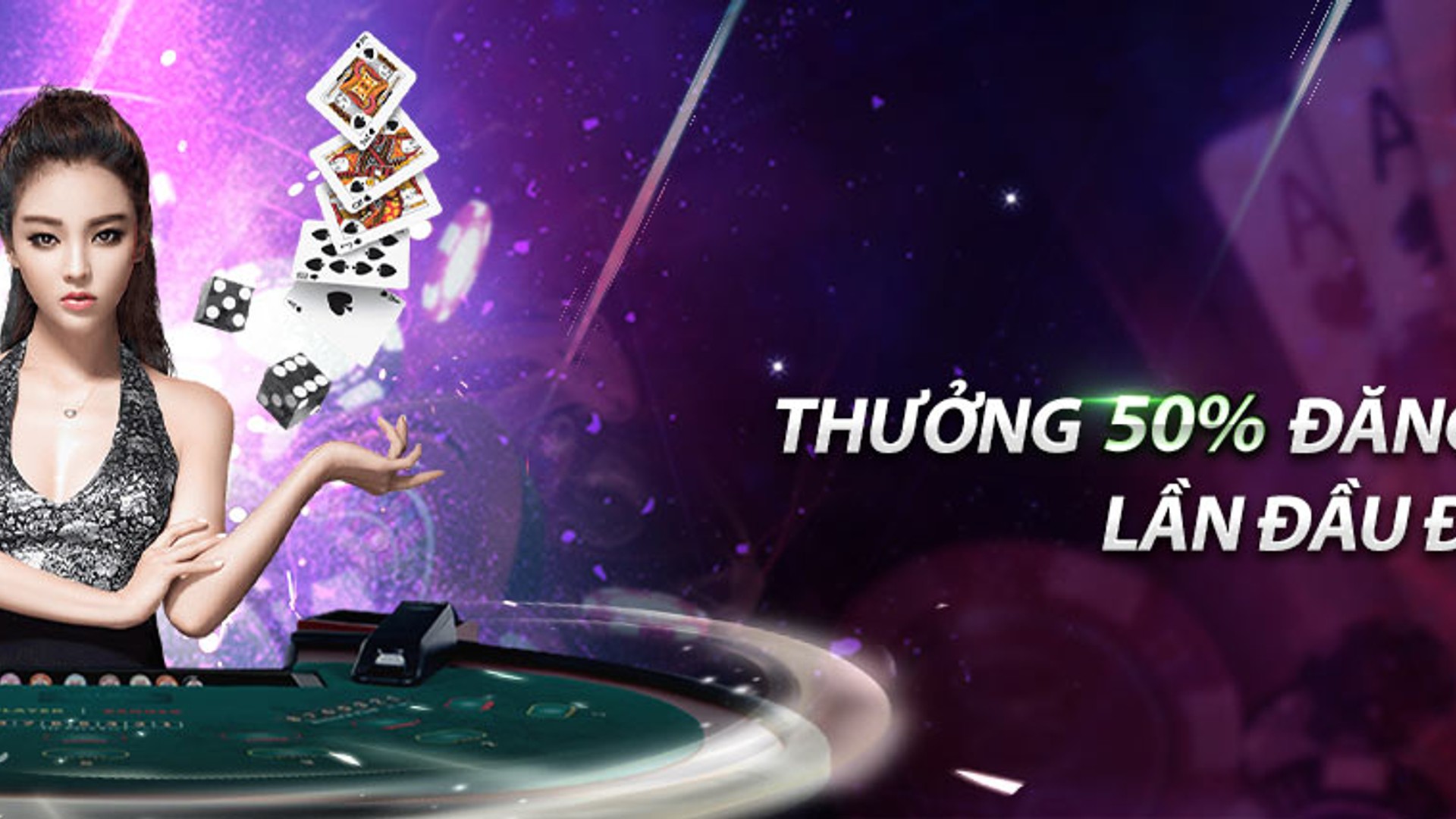 Hình ảnh bàn Baccarat với thẻ bài và chip, tượng trưng cho chiến lược chơi casino trực tuyến uy tín