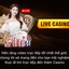 Dealer chuyên nghiệp đang chia bài tại bàn live casino