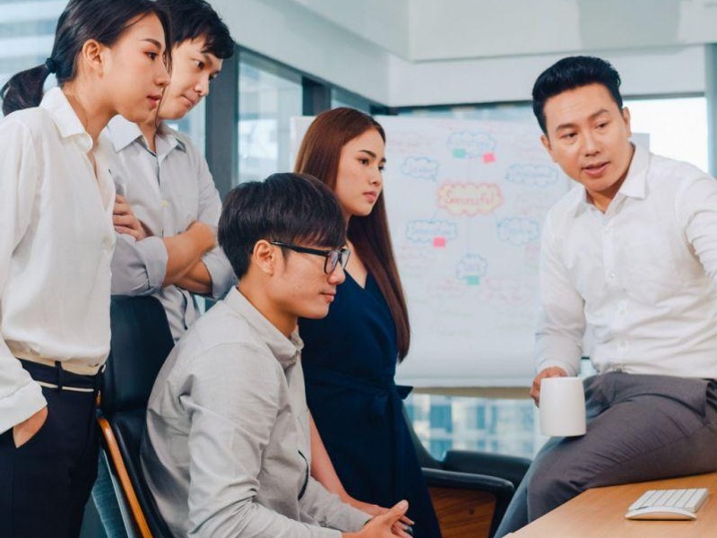 Bản đồ Châu Âu với các biểu tượng luật pháp và cấp phép cá cược.